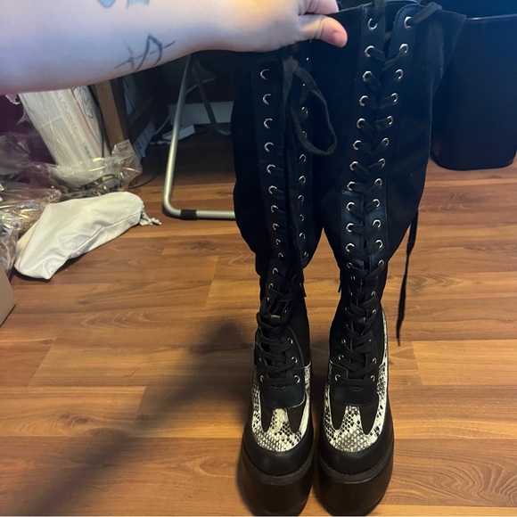 Gothic Snakeskin Fleece Interior Platform Knee High Lace Up Boots 7 - Picture 3 of 12